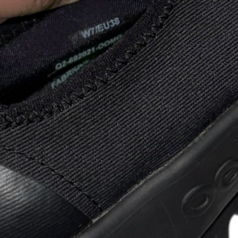OOFOS OOmg eeZee Womens Sz 7 Black Low Recovery Shoes Sneaker Slip On Minimalist - Picture 4 of 13